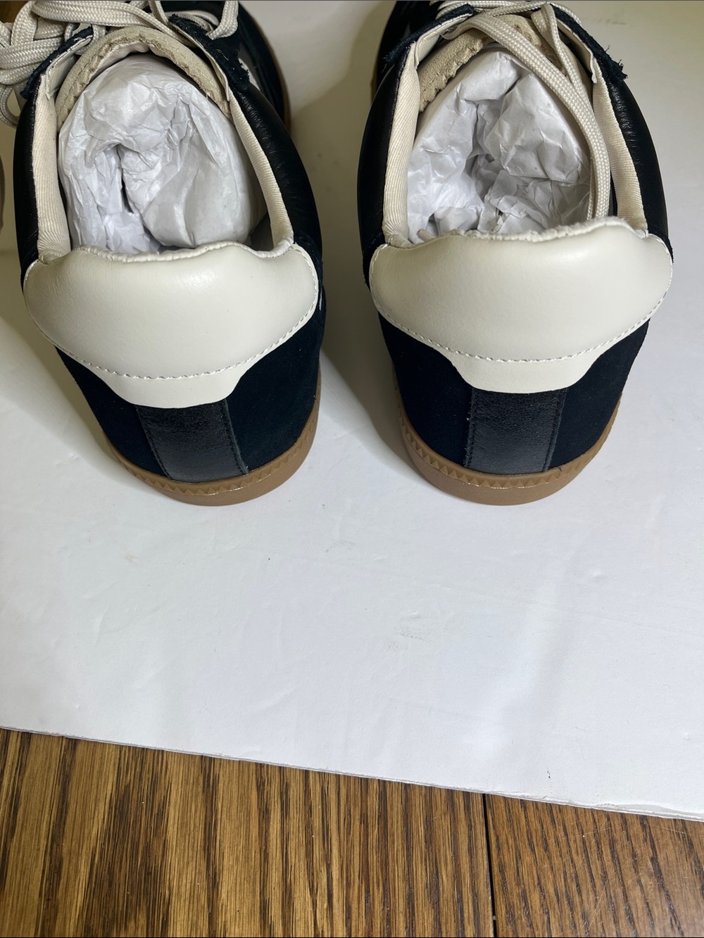 Dolce Vita women’s Black and White Runner Sneakers with Gum Sole - Picture 4 of 8